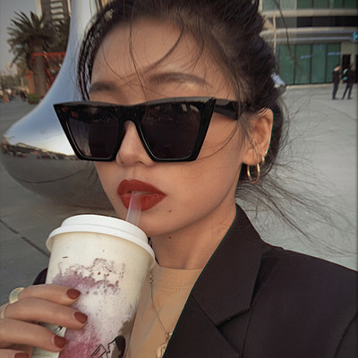 Sieviešu saulesbrilles kvadrāta formā ar platu rāmi