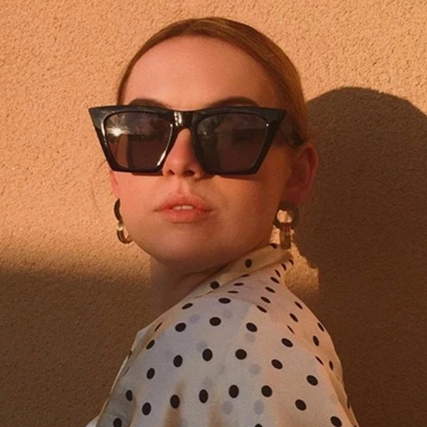 Sieviešu saulesbrilles kvadrāta formā ar platu rāmi