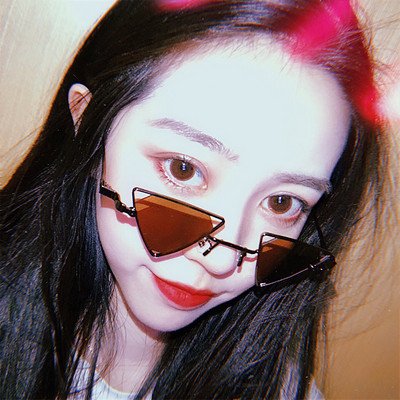 Stilīgas sieviešu saulesbrilles trīsstūra formā ar plānu rāmi