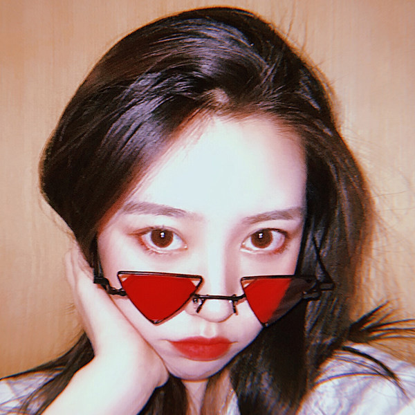 Stilīgas sieviešu saulesbrilles trīsstūra formā ar plānu rāmi