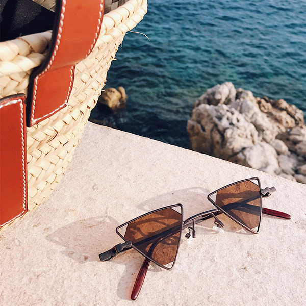 Stilīgas sieviešu saulesbrilles trīsstūra formā ar plānu rāmi