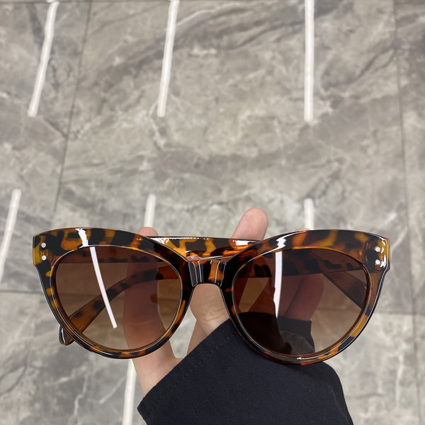 Sieviešu brilles retro stilā ar platu rāmi