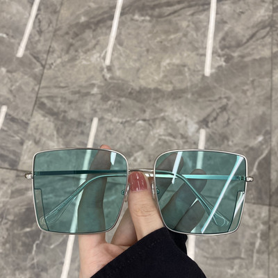 Sieviešu saulesbrilles ar plāniem rāmjiem