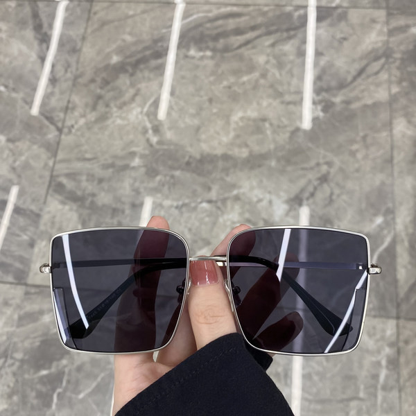 Sieviešu saulesbrilles ar plāniem rāmjiem