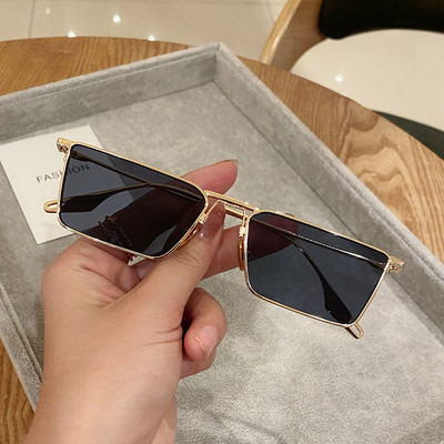 Modernas vīriešu brilles trīs krāsās