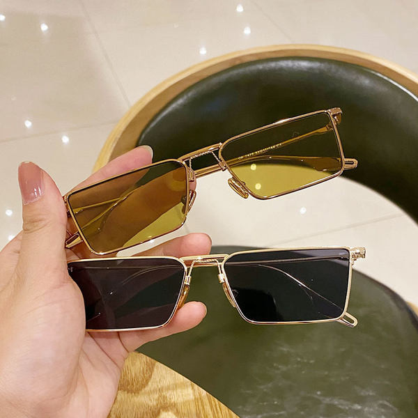 Modernas vīriešu brilles trīs krāsās