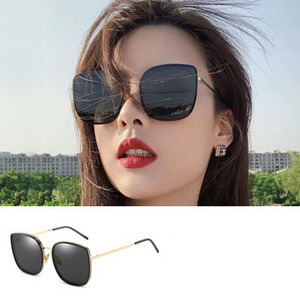 Jauns sieviešu saulesbriļļu modelis ar kvadrātveida formu - vairākās krāsās