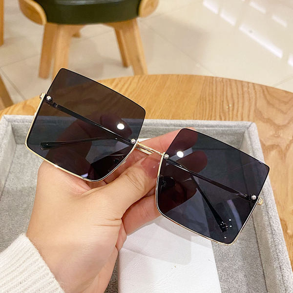 Jauns sieviešu briļļu modelis ar kvadrātveida formu divās krāsās