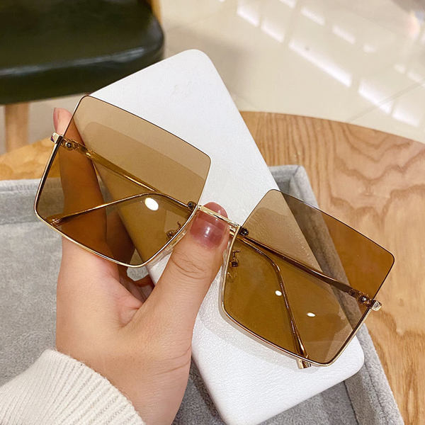 Jauns sieviešu briļļu modelis ar kvadrātveida formu divās krāsās