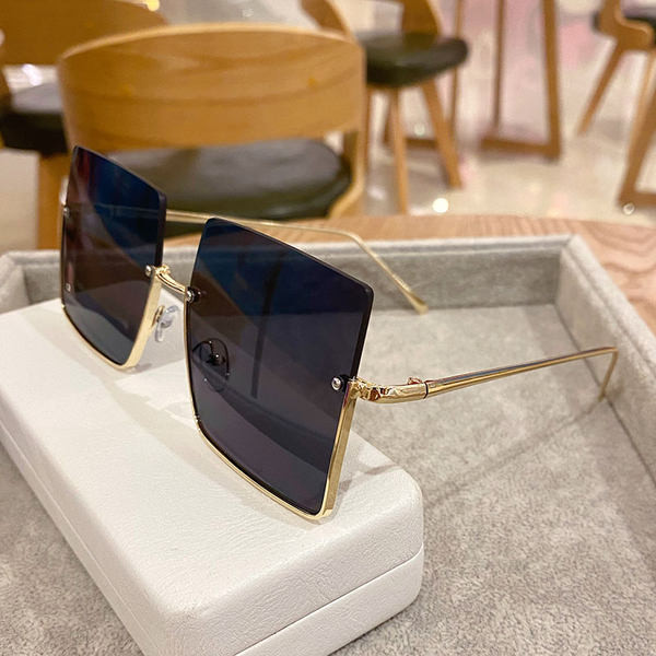 Jauns sieviešu briļļu modelis ar kvadrātveida formu divās krāsās