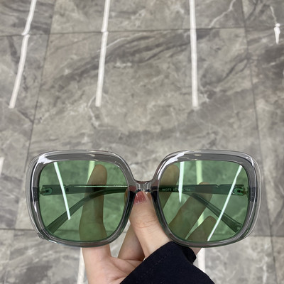 Jauns sieviešu briļļu modelis - kvadrātveida forma