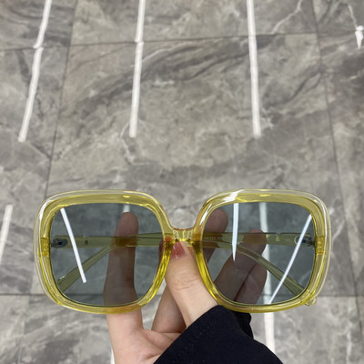 Jauns sieviešu briļļu modelis - kvadrātveida forma