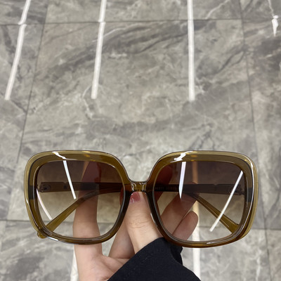 Jauns sieviešu briļļu modelis - kvadrātveida forma