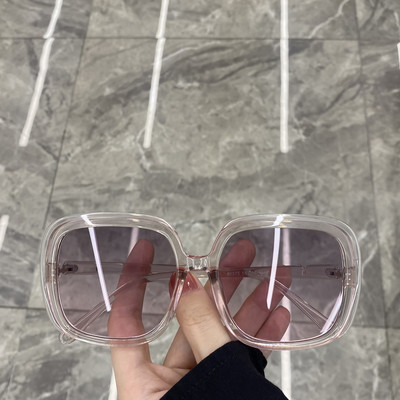 Jauns sieviešu briļļu modelis - kvadrātveida forma