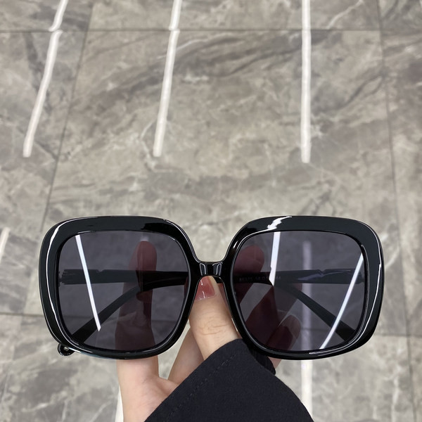 Jauns sieviešu briļļu modelis - kvadrātveida forma