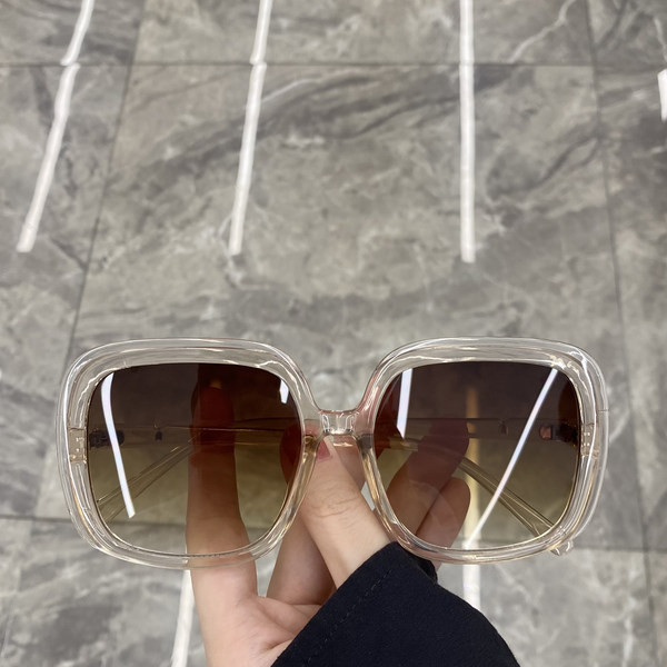 Jauns sieviešu briļļu modelis - kvadrātveida forma