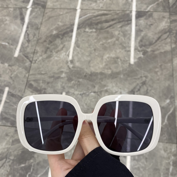 Jauns sieviešu briļļu modelis - kvadrātveida forma