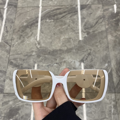 Jauns sieviešu kvadrātveida briļļu modelis