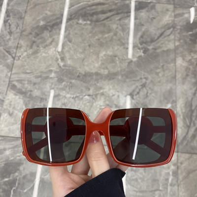 Jauns sieviešu kvadrātveida briļļu modelis