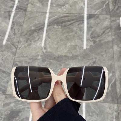 Jauns sieviešu kvadrātveida briļļu modelis