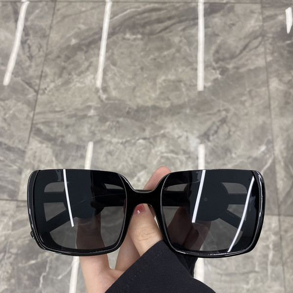 Jauns sieviešu kvadrātveida briļļu modelis