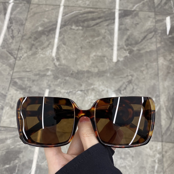 Jauns sieviešu kvadrātveida briļļu modelis