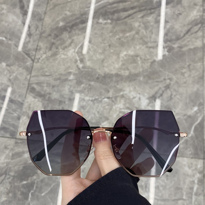 Kvadrātveida sieviešu brilles ar plāniem rāmjiem