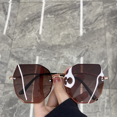 Kvadrātveida sieviešu brilles ar plāniem rāmjiem