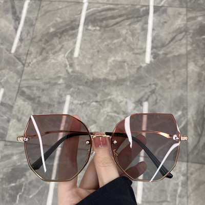 Kvadrātveida sieviešu brilles ar plāniem rāmjiem