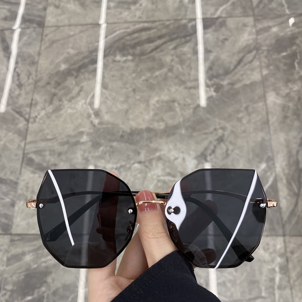 Kvadrātveida sieviešu brilles ar plāniem rāmjiem