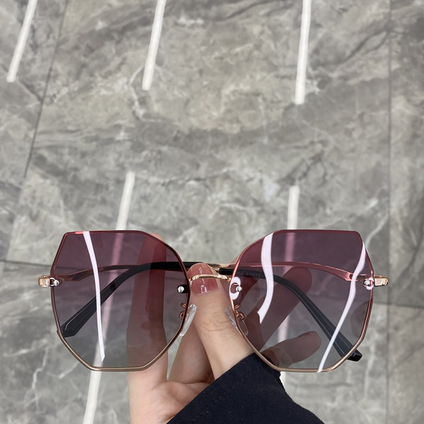 Kvadrātveida sieviešu brilles ar plāniem rāmjiem