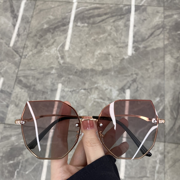 Kvadrātveida sieviešu brilles ar plāniem rāmjiem