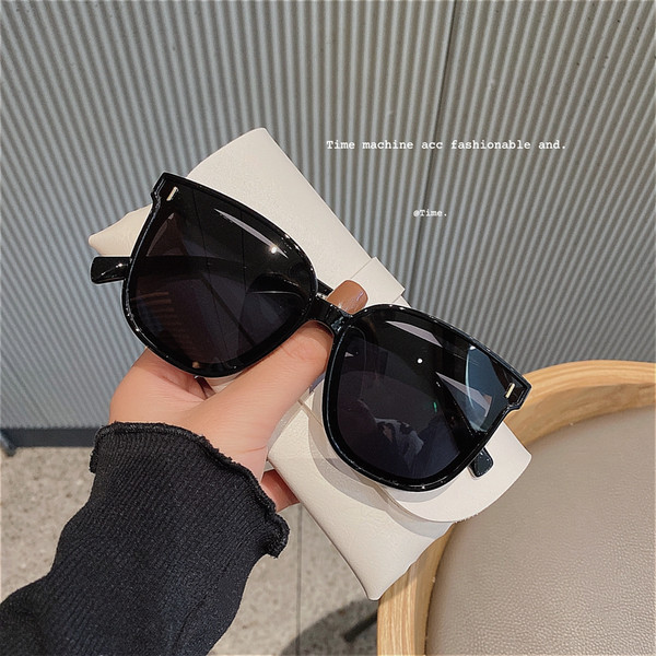 Ochelari de soare rotunzi pentru femei