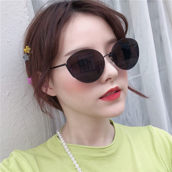 Μοντέρνα γυναικεία στρογγυλά γυαλιά με λεπτό σκελετό