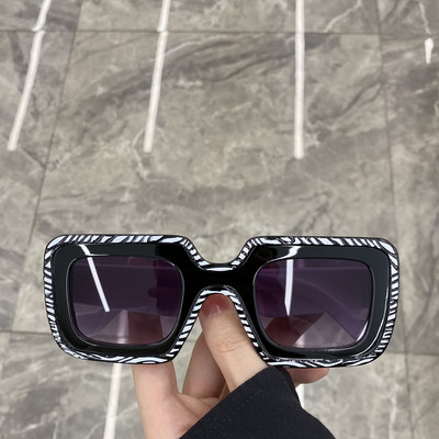 Нов модел дамски очила в квадратна форма