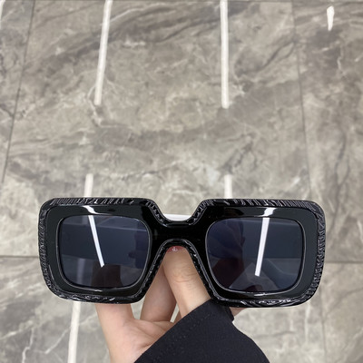 Нов модел дамски очила в квадратна форма