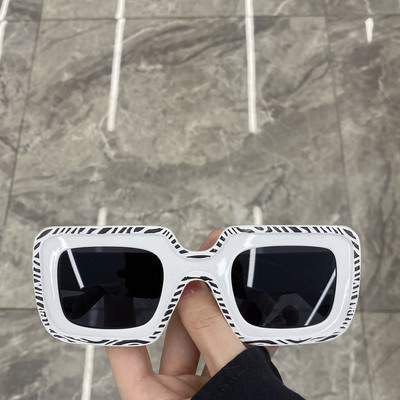 Нов модел дамски очила в квадратна форма