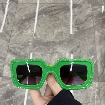 Нов модел дамски очила в квадратна форма