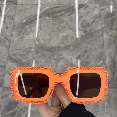 Нов модел дамски очила в квадратна форма