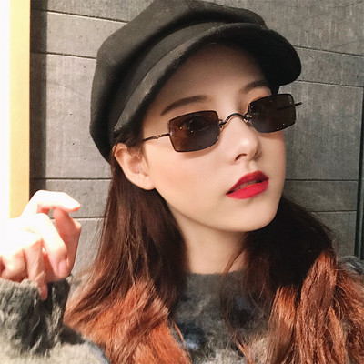 Stilīgas kvadrātveida brilles ar plānu rāmi