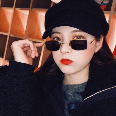 Stilīgas kvadrātveida brilles ar plānu rāmi