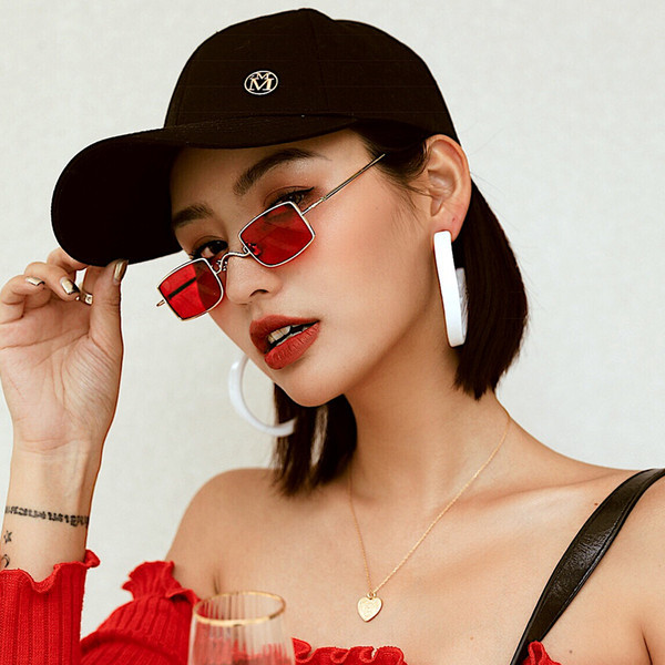 Stilīgas kvadrātveida brilles ar plānu rāmi