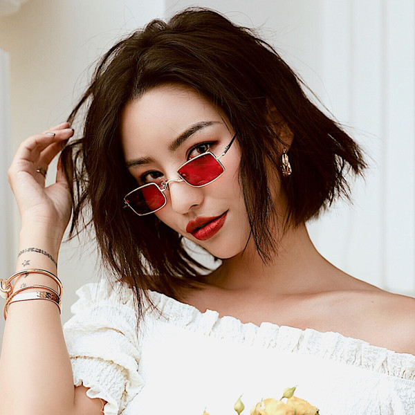 Stilīgas kvadrātveida brilles ar plānu rāmi