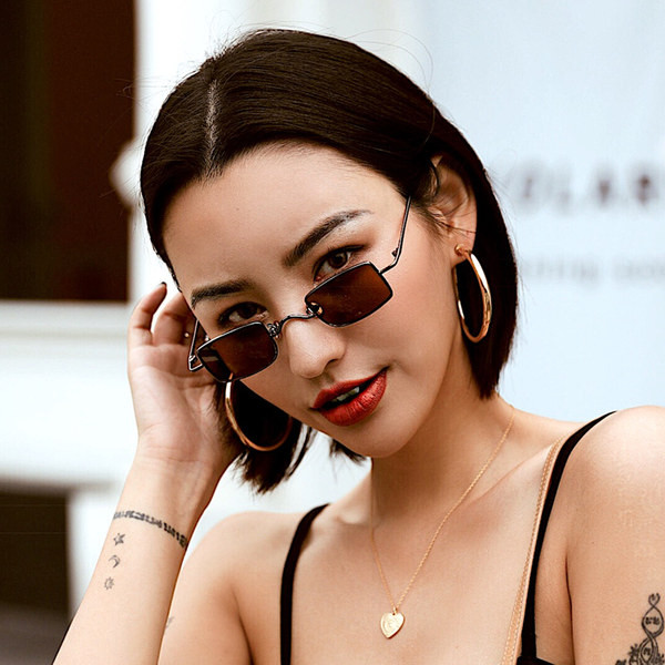 Stilīgas kvadrātveida brilles ar plānu rāmi