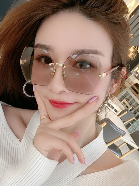 Modernas polarizētas sieviešu brilles četrās krāsās