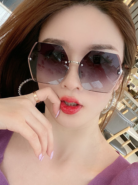 Modernas polarizētas sieviešu brilles četrās krāsās