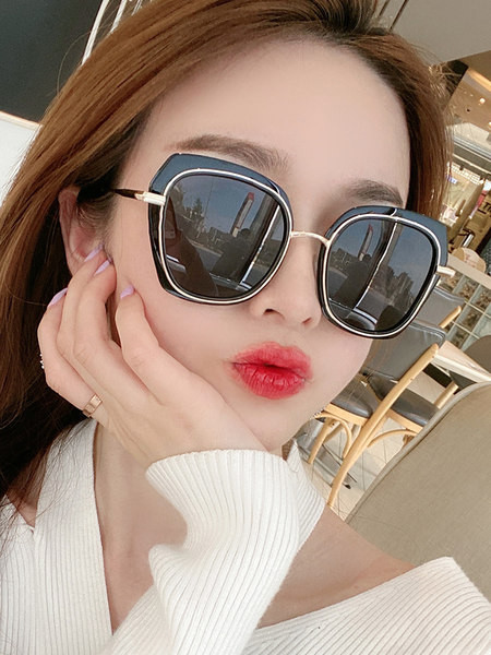 Sieviešu brilles ar UV aizsardzību un plānu rāmi