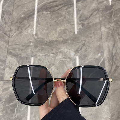 Sieviešu kvadrātveida brilles ar plānu rāmi