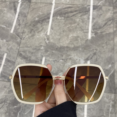 Sieviešu kvadrātveida brilles ar plānu rāmi