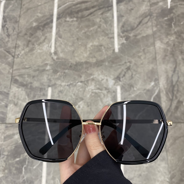 Sieviešu kvadrātveida brilles ar plānu rāmi